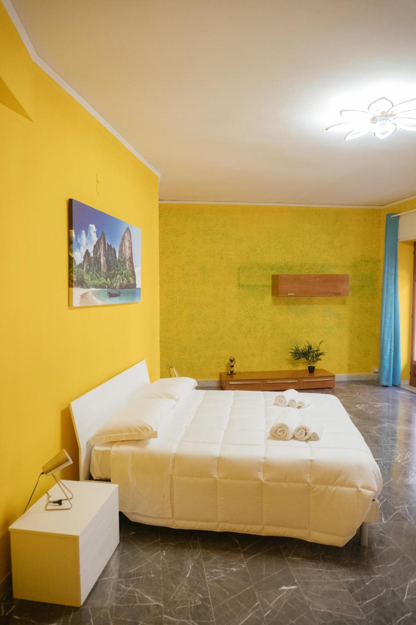 Domus Aurea Relax Room Salerno Bagian luar foto