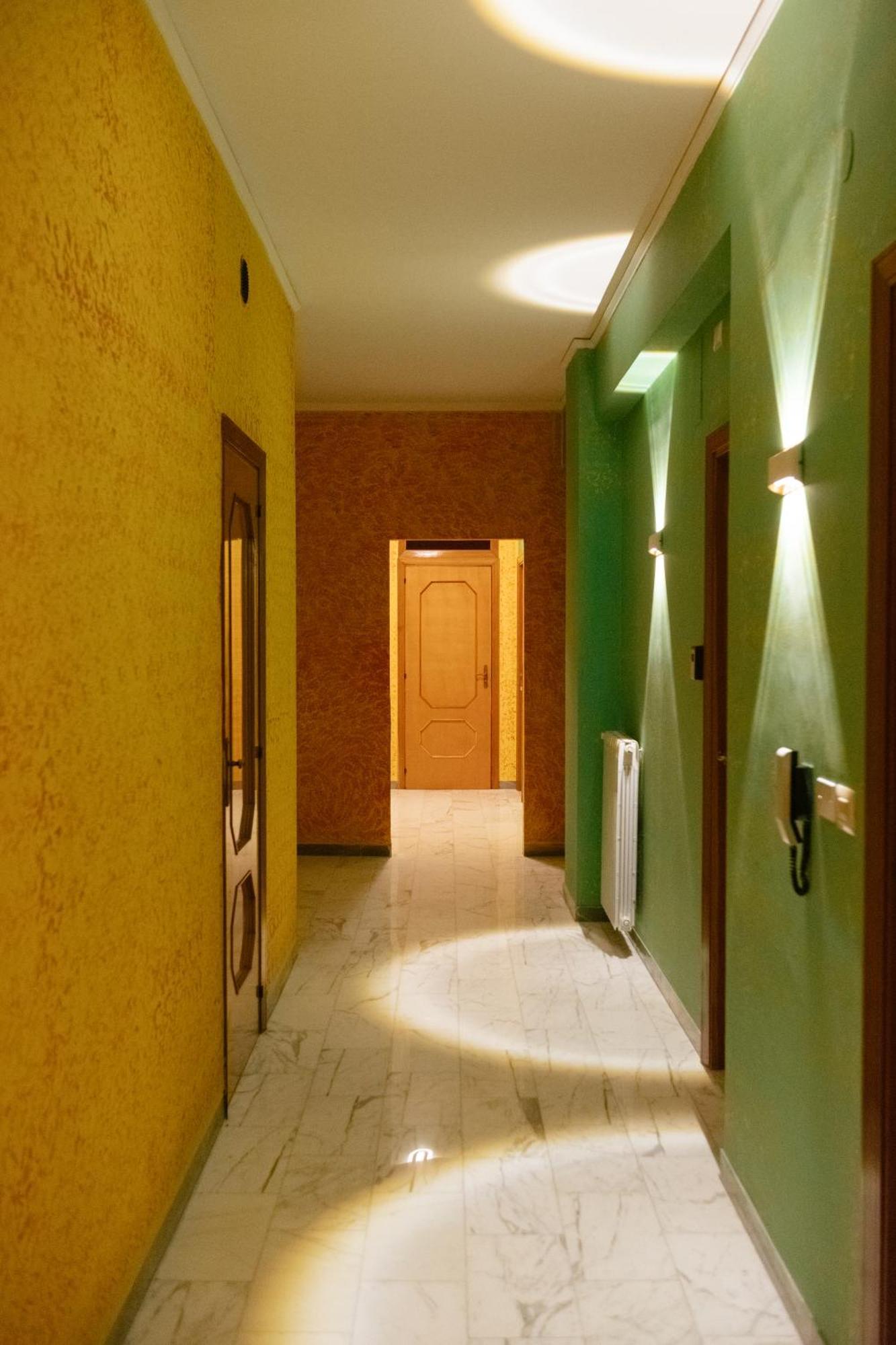 Domus Aurea Relax Room Salerno Bagian luar foto