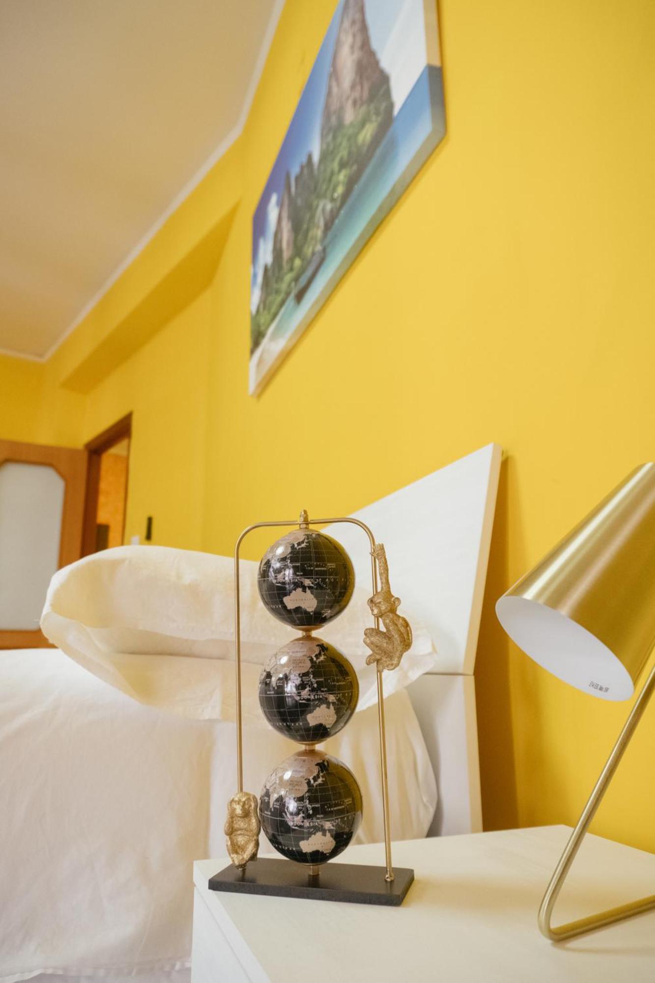 Domus Aurea Relax Room Salerno Bagian luar foto