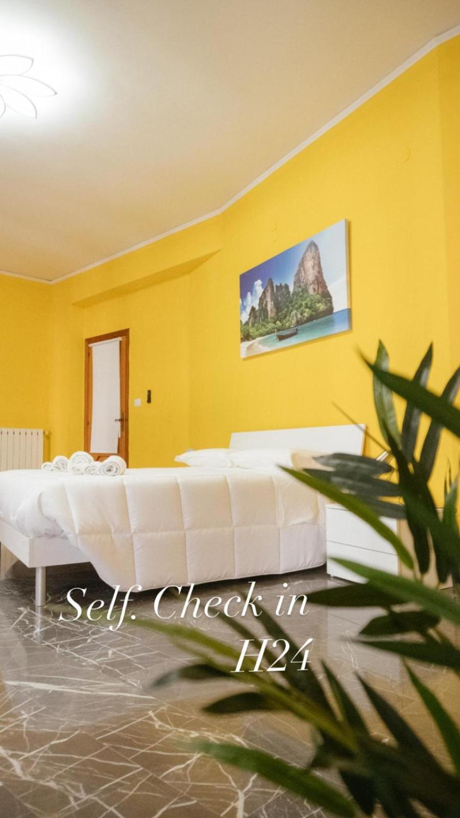 Domus Aurea Relax Room Salerno Bagian luar foto