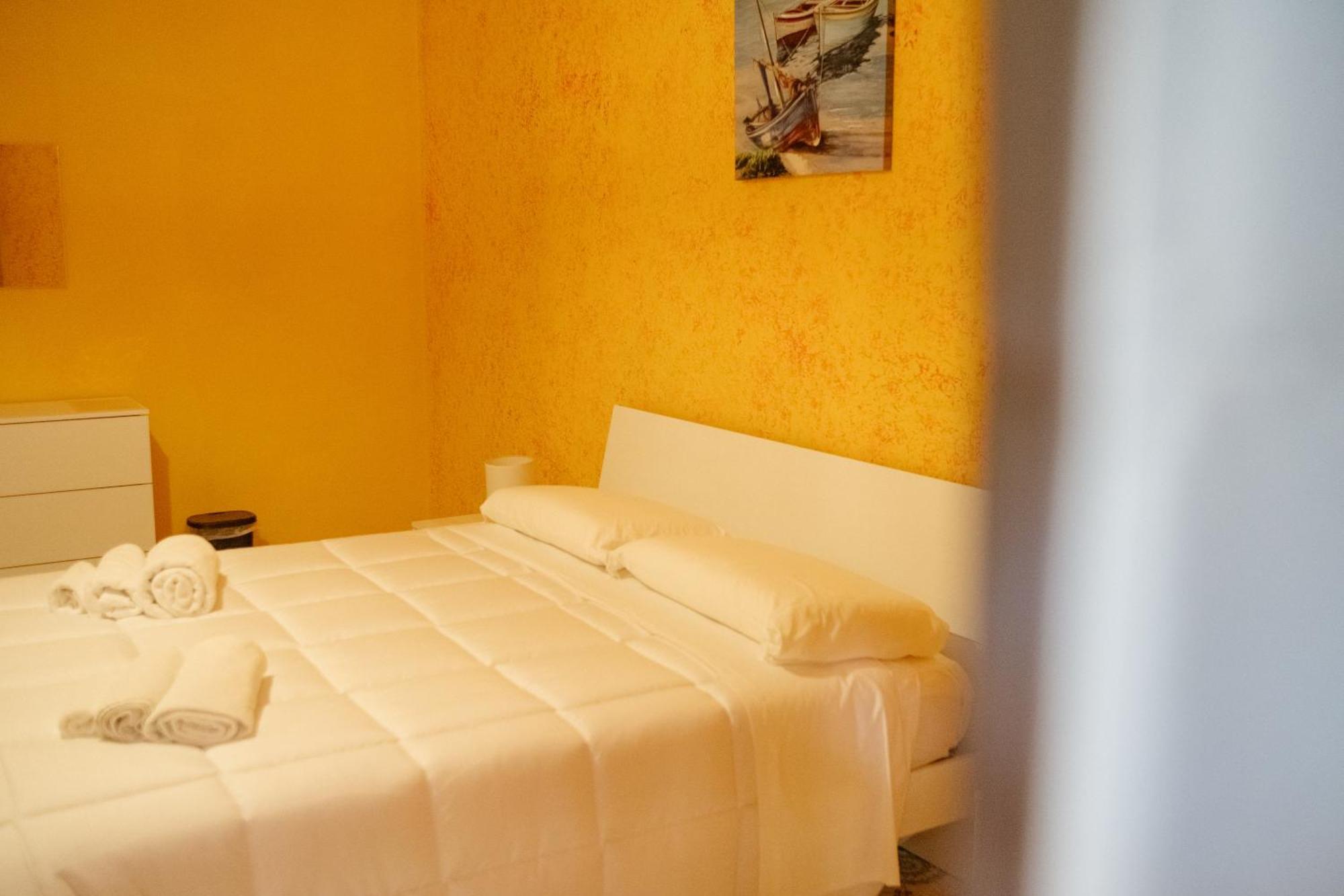 Domus Aurea Relax Room Salerno Bagian luar foto