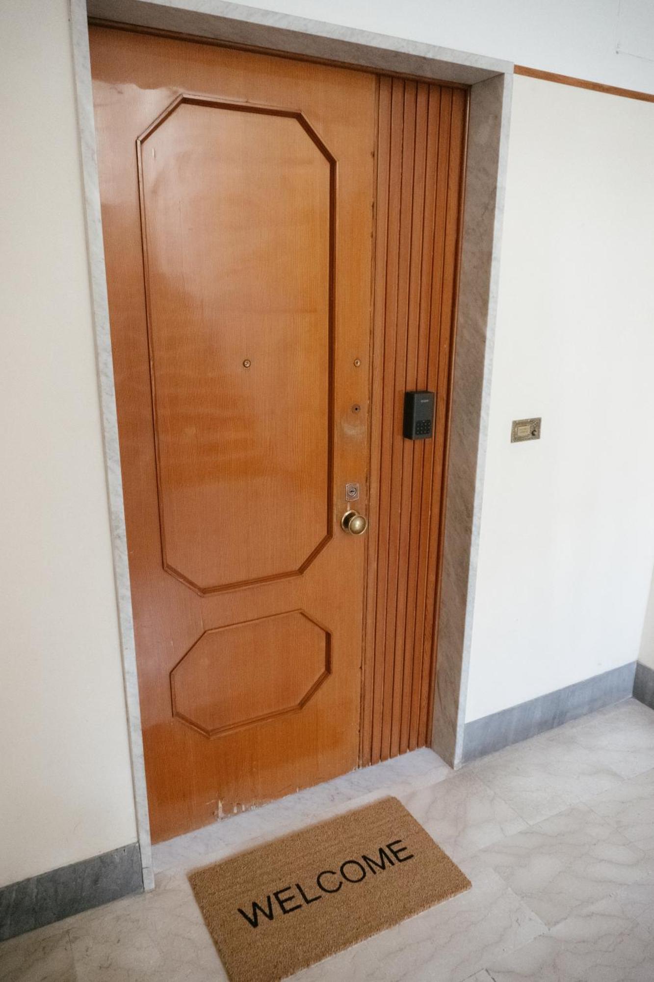 Domus Aurea Relax Room Salerno Bagian luar foto